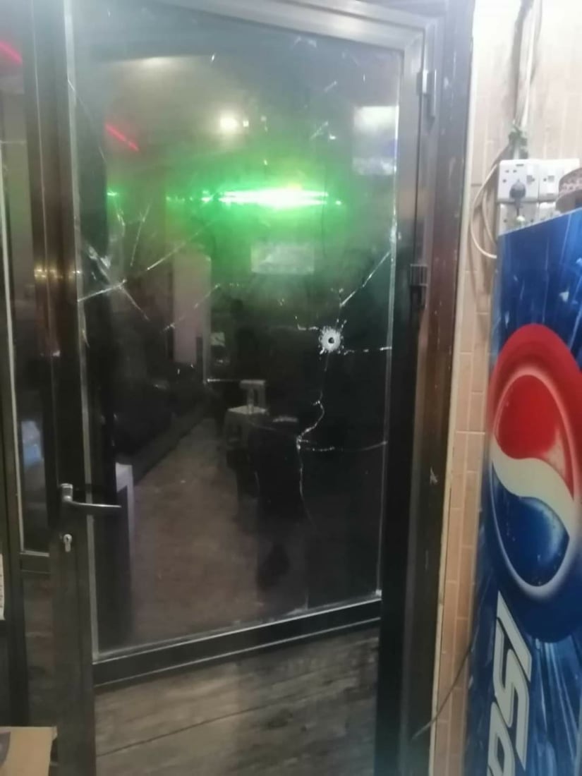 صور لآثار الرصاص على شاشة التلفاز: هجوم بالـ “M16” على مقهى الشابندر في السماوة