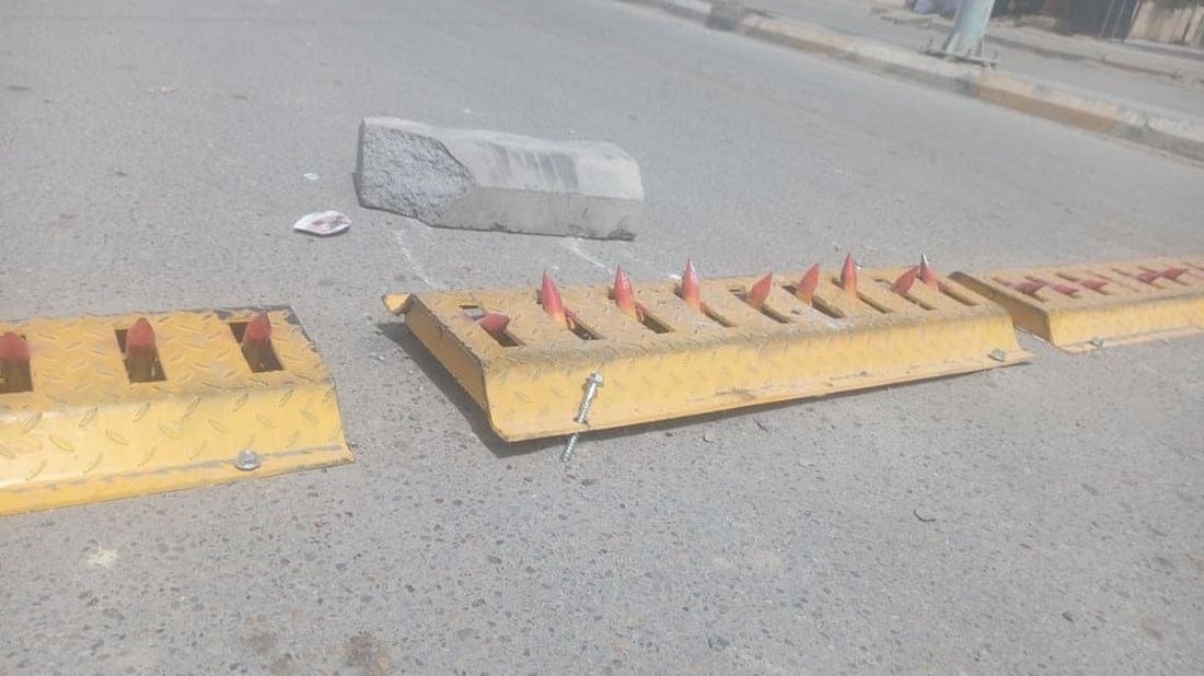 صور: شوكيات لا تفرّق بين اتجاهات السير في الخضر.. والمرور تحقق