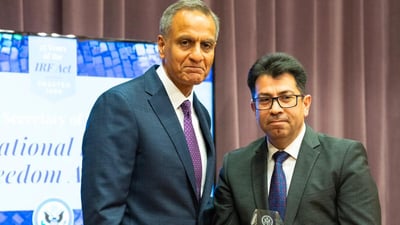 ناشط عراقي يفوز بجائزة أمريكية.. تحدث لشبكة 964 عن “حرية الأديان”