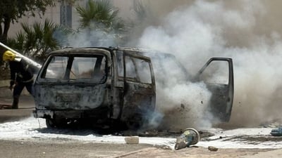 تفحمت خلال دقائق وسط الشارع.. حريق في سيارة ونجاة السائق بكركوك (صور)
