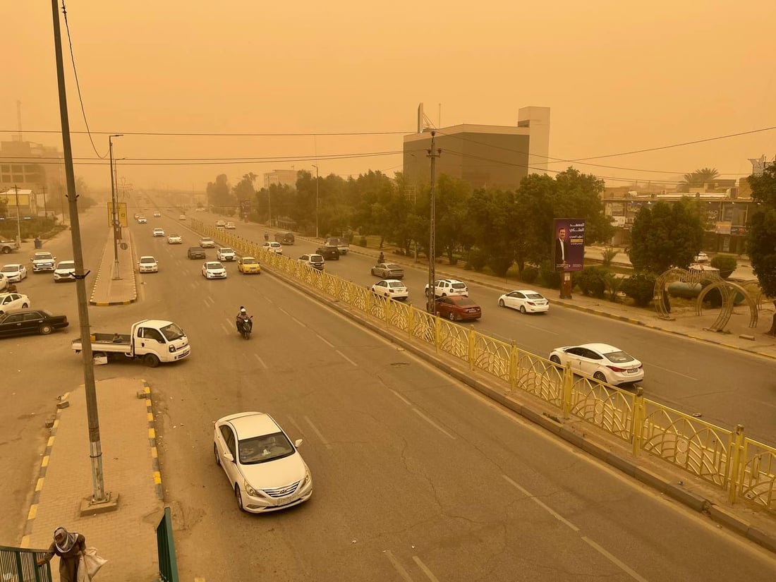 صور: عاصفة ترابية تحول سماء النجف إلى اللون الأحمر