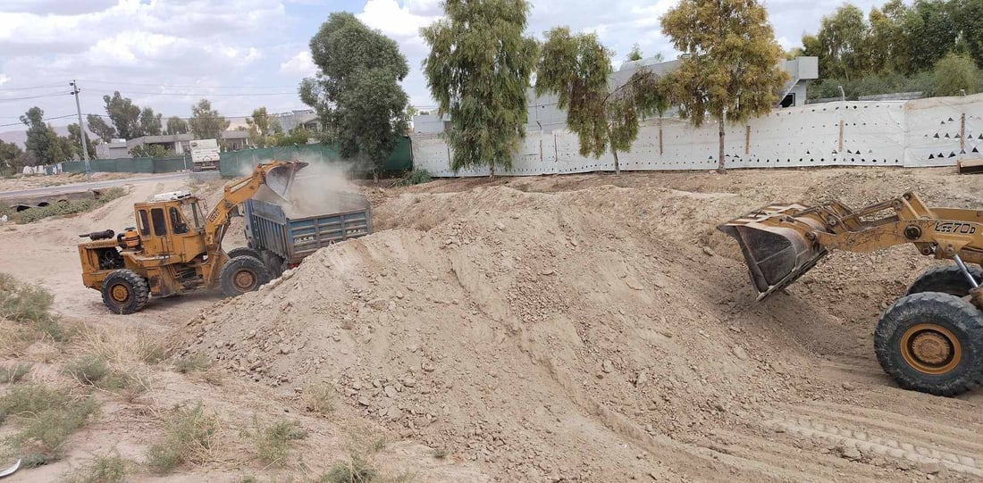 مەخمور بە خاوێنكردنەوەی “سەددە”كەی خۆی لە لافاو دەپارێزێت