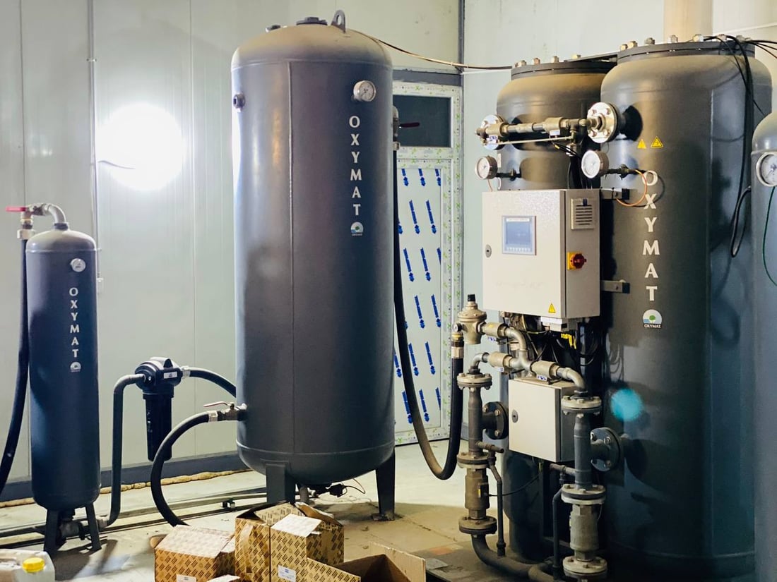 صور: الخبراء يحاولون إصلاح منظومة الأوكسجين في مستشفى القيارة