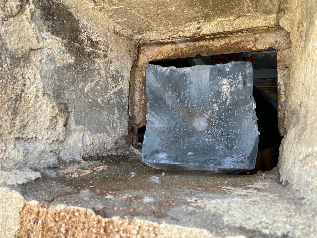 صور: آل مناحي في البصرة ينتجون الثلج الحلو منذ 70 عاماً والبيع بالمفرد لمنع الاحتكار