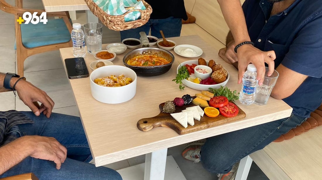 صور: لا حاجة لـ”مينيو” في مطعم “تومان” البصرة.. الشيف يُطعم الزبائن على ذوقه!