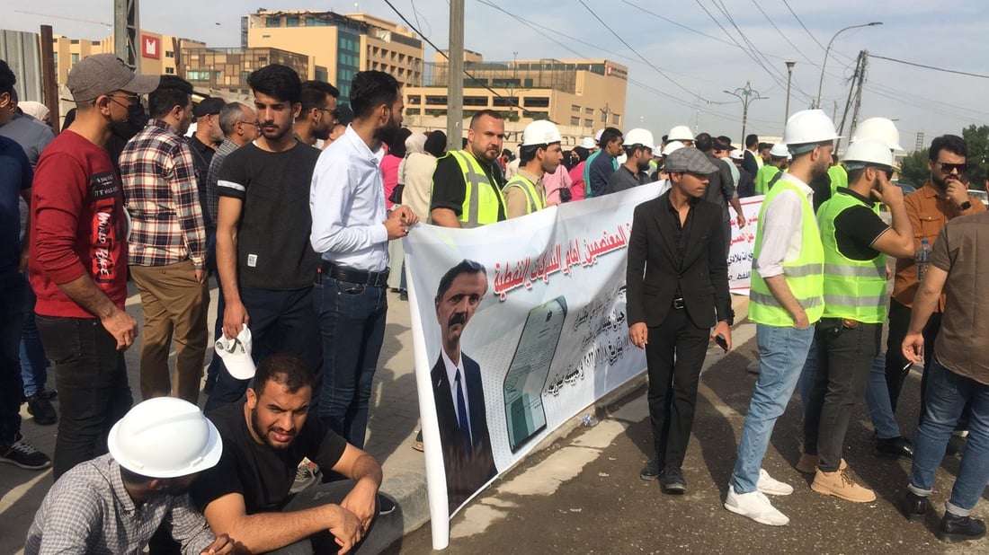 مهندسو البصرة ينتظرون السوداني أمام “الملينيوم”: تفضل وقّع أمر توظيفنا (فيديو)