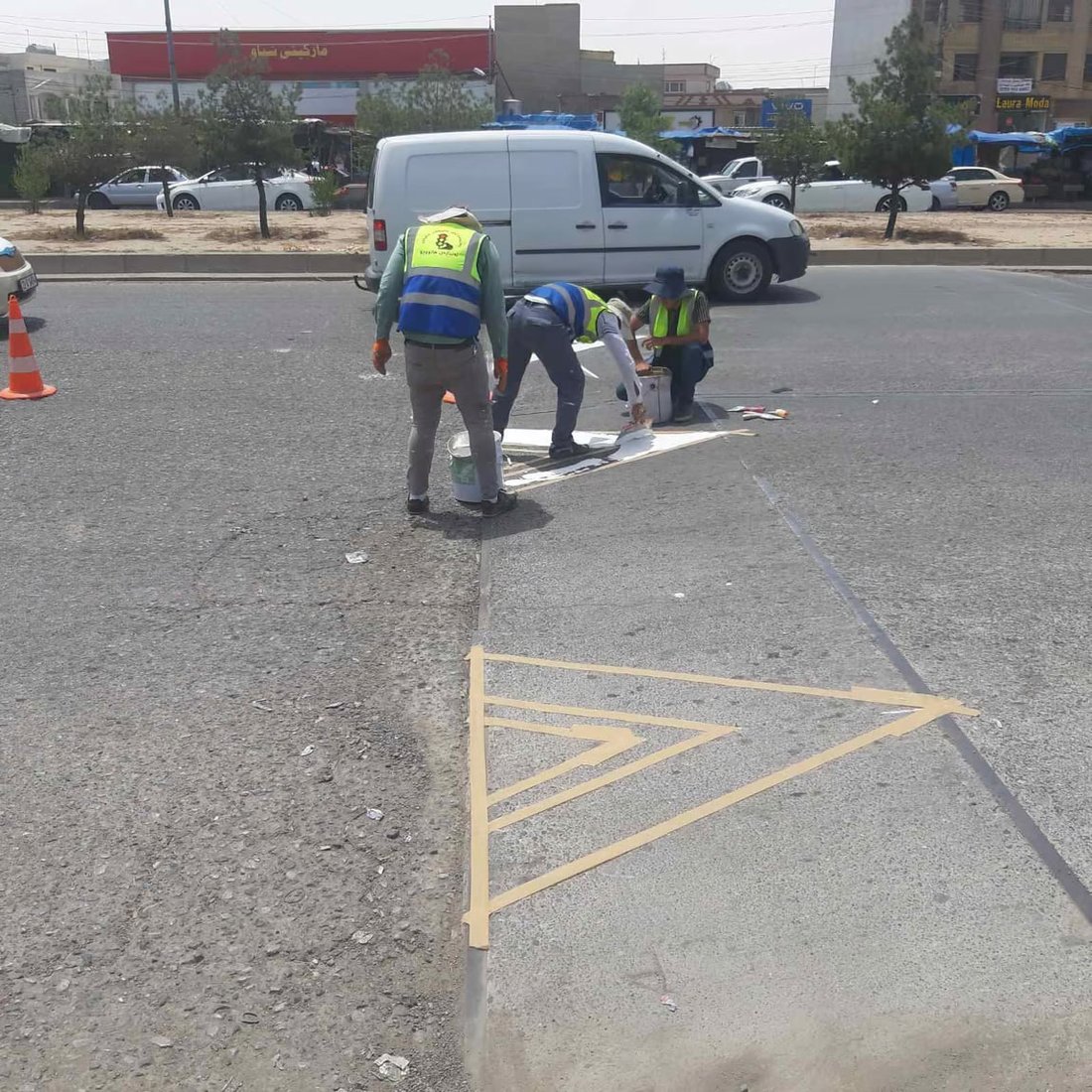 صور من أربيل: طلاء بالأبيض الفسفوري لتحذير سائقي المركبات من المطبات الصناعية