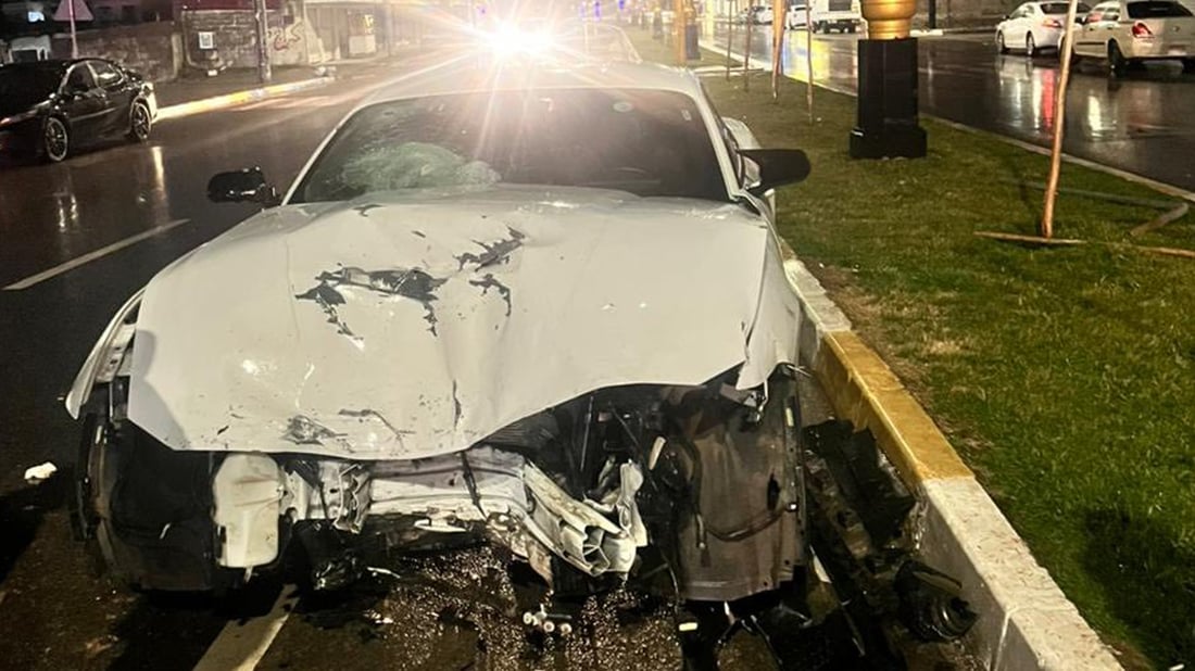 ئۆتۆمبێلێک لە زاخۆ کۆنتڕۆڵی لەدەستدا و خۆی بە ستوونی کارەبا و دارێکدا کێشا