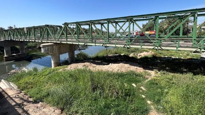 نهر ديالى يكتسي باللون الأسود.. روائح كريهة تُقلق أهالي الجسر (فيديو)