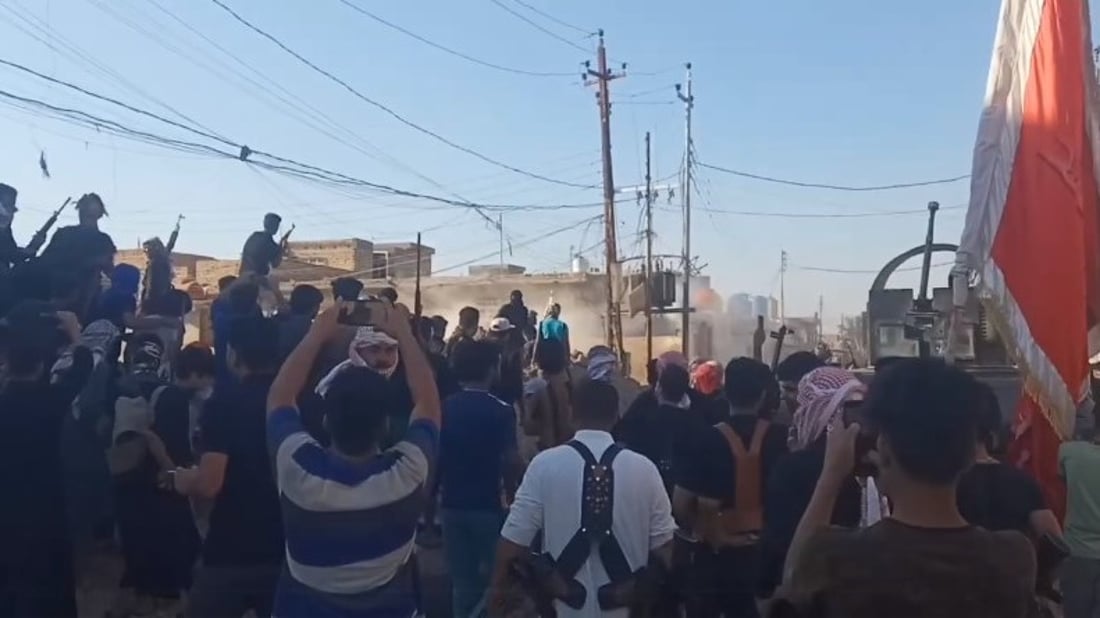 موجة غضب بعد مقتل شيخ “عتاب”.. تدمير تمثال “آل حاتم” وسقوط ضحايا خلال التشييع