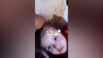 فيديو: اعتقال أب عنّف بناته الصغيرات وهدد بحرقهن في الفاو