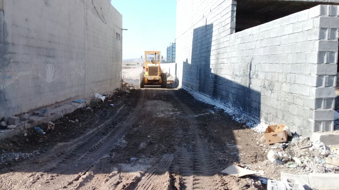 صور: بلدية آلتون كوبري تبحث عن “قلاب مجهول” قطع طريق الشاطئ والملاعب