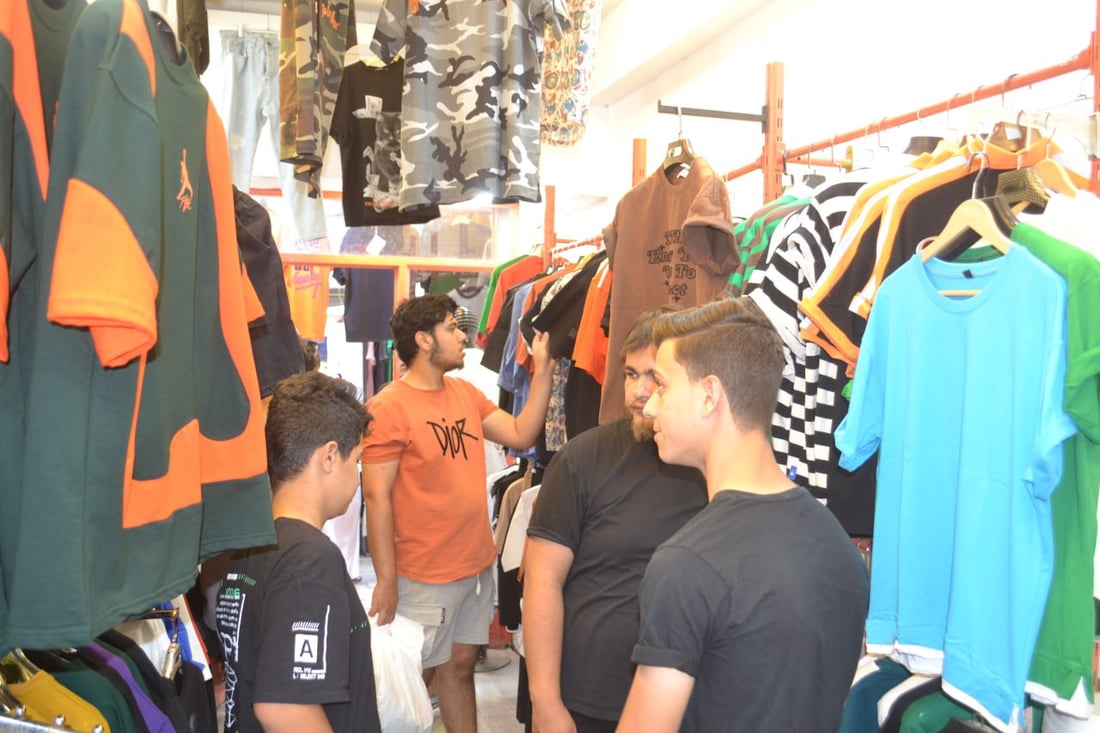 البياع: محال الملابس في شارع 20 ترد على “تجار فيسبوك” بالطريقة ذاتها