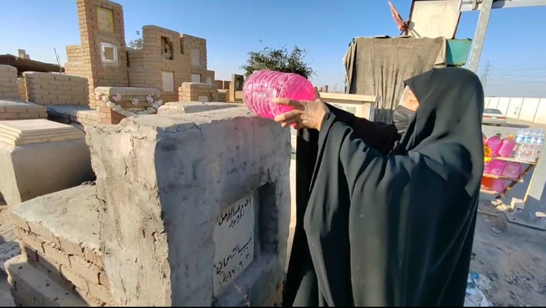 صور: متطوعون يقدمون الماء البارد والعصائر لزوار وادي السلام في النجف