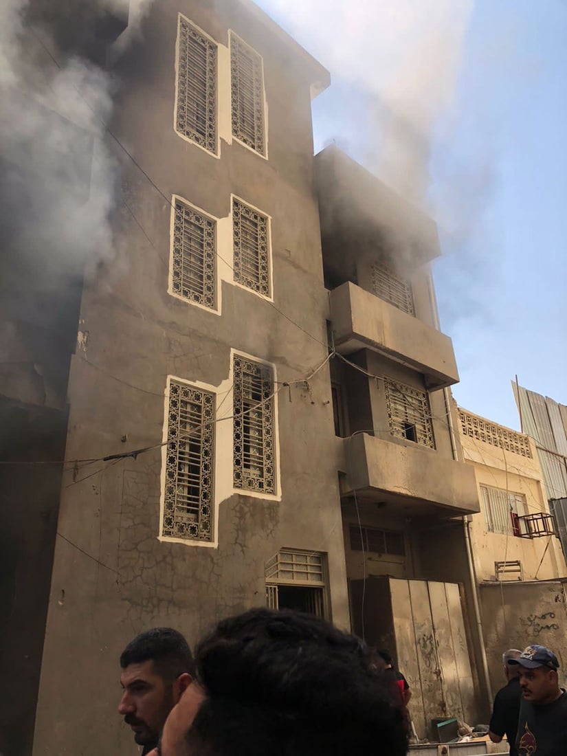 صور: الدفاع المدني يخمد حريقاً اندلع داخل بناية تجارية في بغداد الجديدة