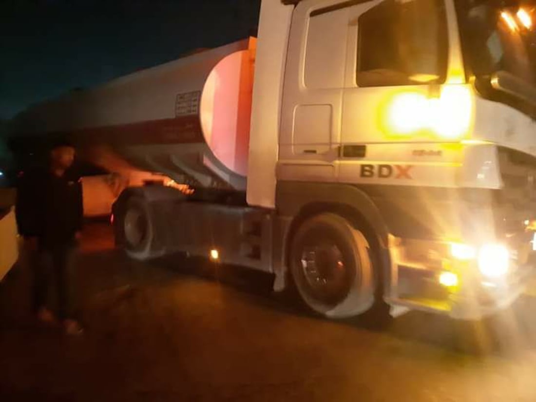 الموصل: سيارة صغيرة تجبر “تنكر” بنزين على الاصطدام بعامود كهرباء