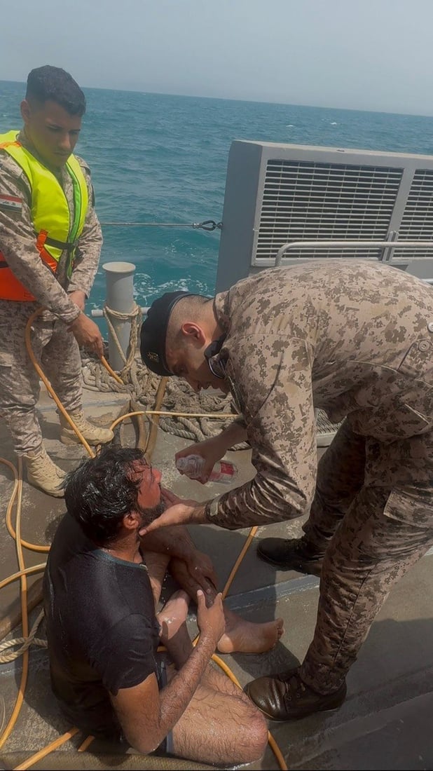 البحرية تنقذ 4 صيادين عراقيين غرق زورقهم في المياه الدولية (صور)