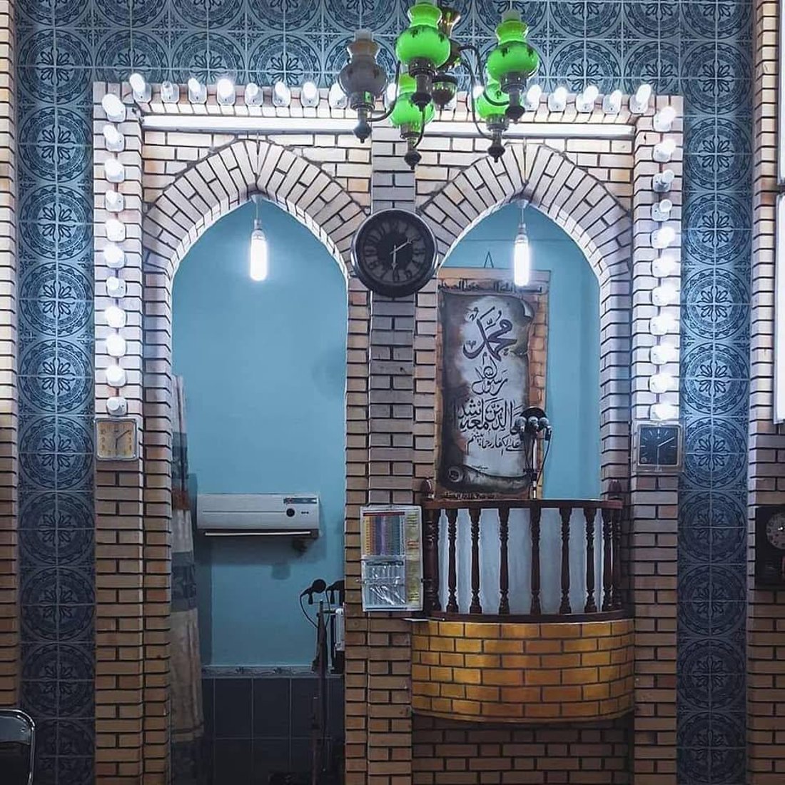 مفتاح طوله متر لبوابة مسجد أهل نجد في الزبير وعلى القفل اسم الأمير