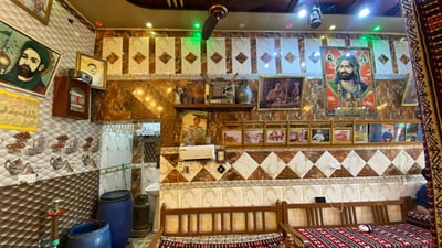 مقهى الكحلاء يطعم الصيادين فجراً ولا يزيل صور “الزعيم” وگوگوش بتبدل الزمان (صور)