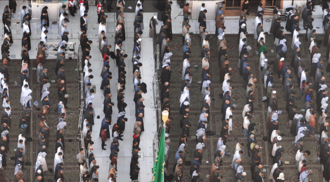 حشود على مد النظر في العتبة العلوية لأداء صلاة العيد (صور)