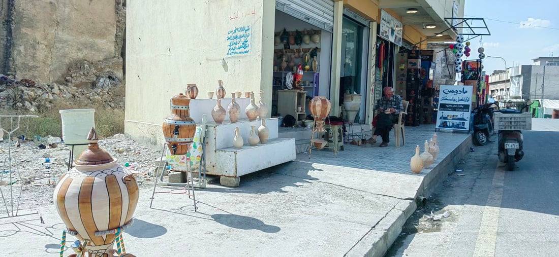 “ناقوط الحِب” النقي.. زبائن من بغداد والبصرة لشراء فخّار العم قاسم الموصلي