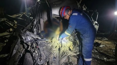 بأجهزة القطع الهيدروليكية.. فرق الدفاع تنتشل جثتين وتنقذ مصابين بحادث سير