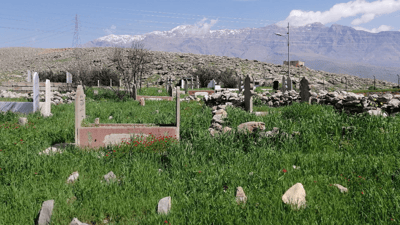 چه‌ند گه‌نجێك به‌خۆبه‌خشانه‌ گۆڕستانی 12 گوند له‌ گژوگیا پاك ده‌كه‌نه‌وه‌