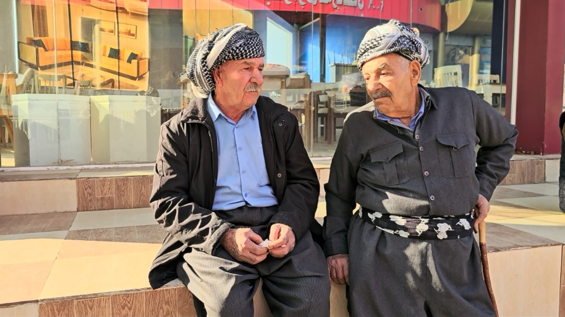 چاوەڕوانى موچە بە قسەى خۆش و نوکتە کورت دەکەنەوە