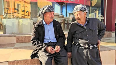 چاوەڕوانى موچە بە قسەى خۆش و نوکتە کورت دەکەنەوە