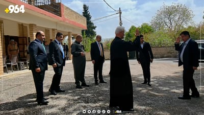 قەشەیەک جەژنە پیرۆزە لە ماڵە مسوڵمانەکان دەکات