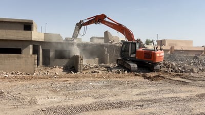 هدم بيوت مجمع سكني من البلوك لبنائها بالطابوق العراقي (فيديو)