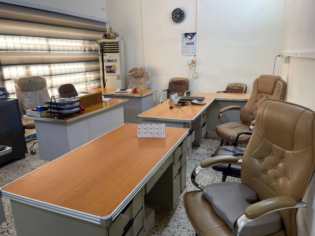 صور: موظفو خزينة واسط يتركون مكاتبهم فارغة ويعتصمون أمام الدائرة