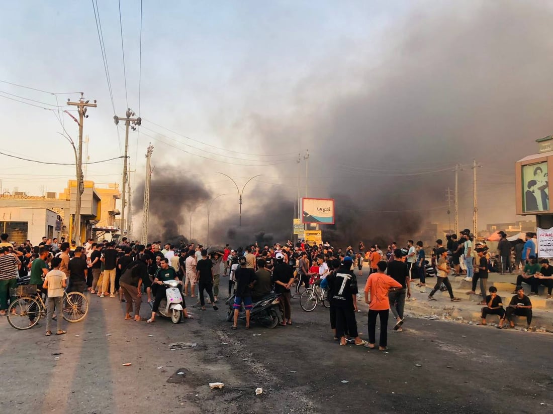 صور: غلق شوارع الديوانية بالإطارات المحترقة احتجاجاً على تردي الكهرباء