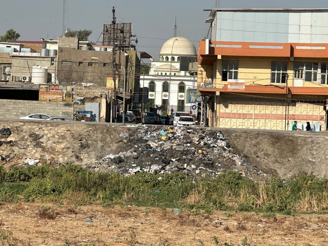 هناك خطة لكن الشرطة لن تتدخل.. نهر قلعة كركوك غص بالقمامة وصار “كراج” (صور)