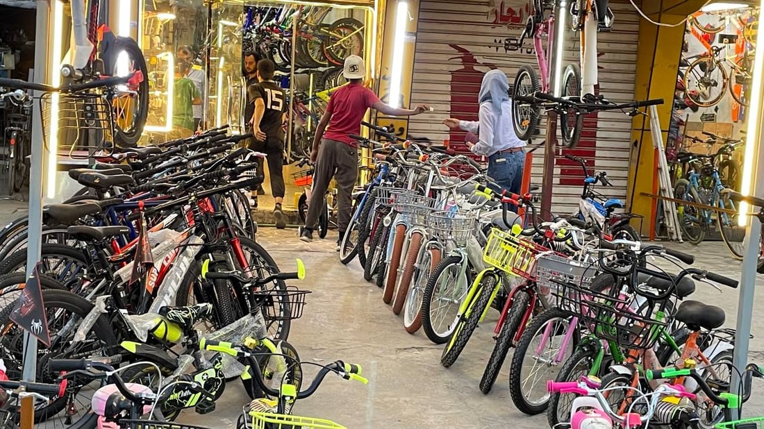 اختفى أطفال بغداد.. ملاحظة من بائع بايسكلات شهير عن أثر “الآيباد”