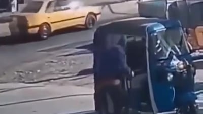 الكاميرات توثّق سرقة مبلغ مالي وهاتف من “تكتك”.. وسائقه يصرّ على فضح السارق
