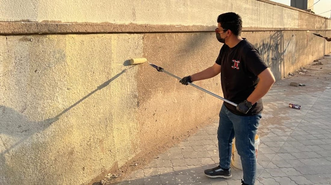 متطوعون عملوا بلا كلل واختاروا ألواناً جذابة.. مدارس الزبير أجمل الآن (صور)