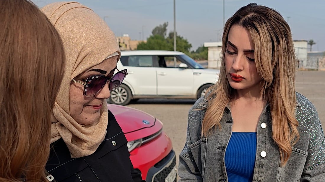 فيديو للسيدة إنعام وسرّ “بعض اللطف”.. تدرب الأولاد والنساء على السياقة في بغداد