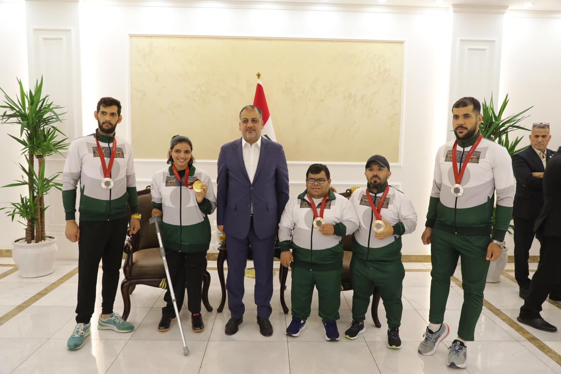 صور: الوزير يستقبل البطلة نجلة عماد والوفد العراقي في مطار بغداد