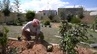 هذا “حدقجي” أم فنان؟.. صور مع الحارس المخلص من حديقة مدرسة اليرموك