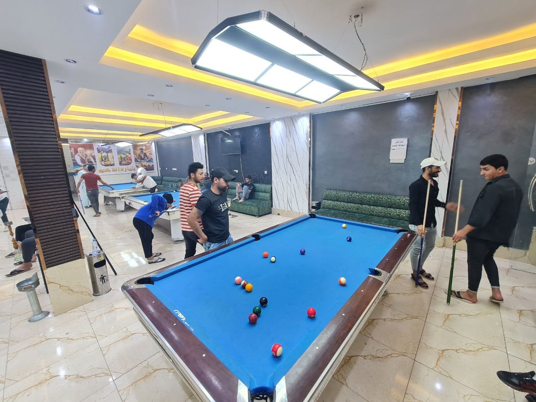 شباب السماوة يلعبون البليارد حتى الصباح.. بطولة حماسية في حي الحسين (صور)