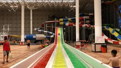 بغداد: المدينة المائية في زيونة تعج بالكبار والصغار هرباً من الحر (فيديو)