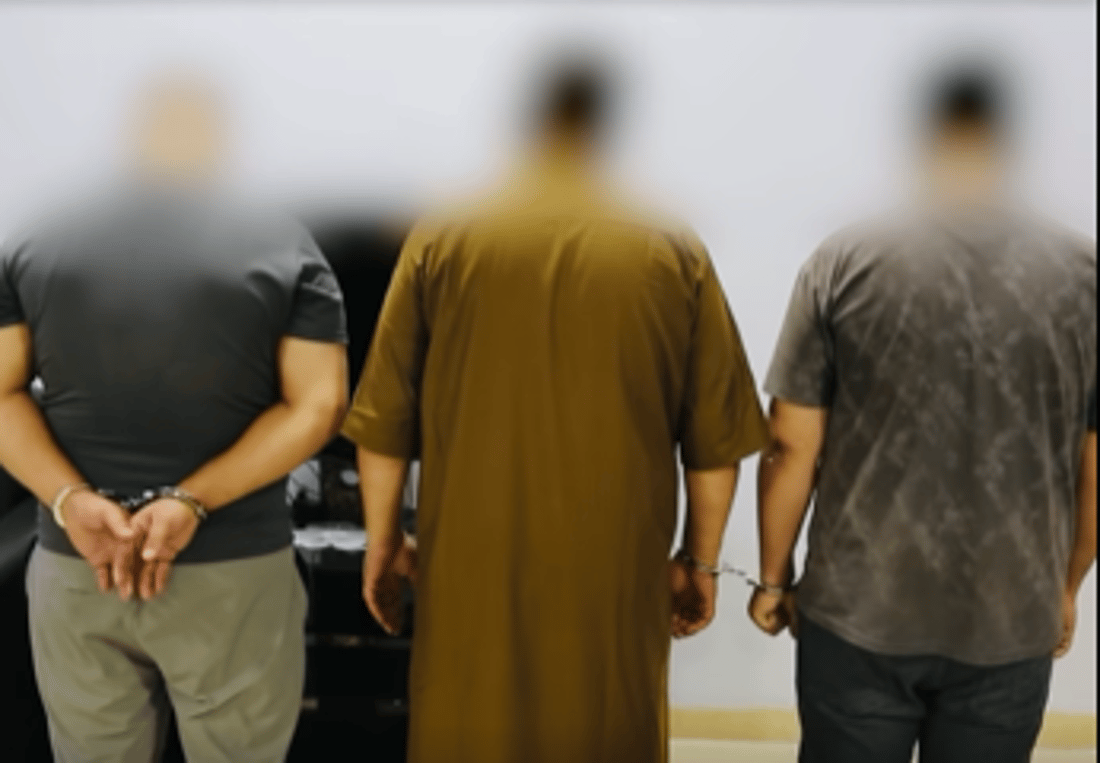 سێ پیاوی زەبەلاح هەڕەشەیان لە کچێک کردووە و پارەیان لێ سەندووە؛ قۆڵبەست کران