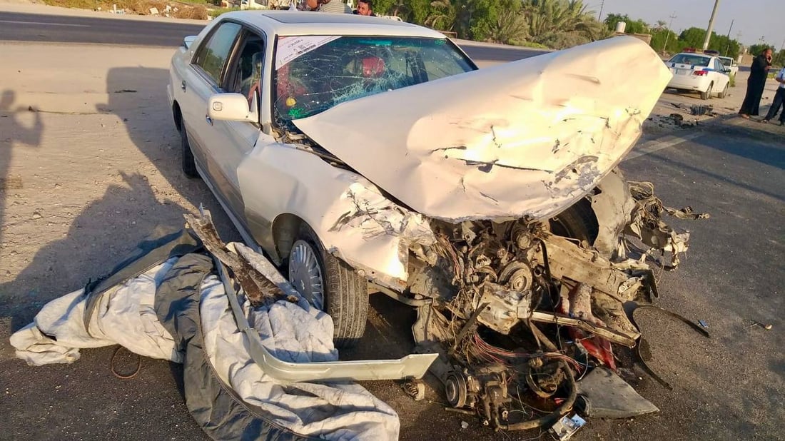 تناثر الرقي على طريق القرنة.. صور: “ملكة” تنحرف وتصدم “كيا” محمّلة