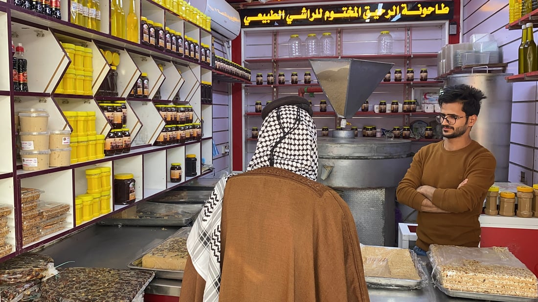 صور: برودة الأجواء وأكْلة “الشعث” تنعشان سوق “الدهن الحر” في الناصرية