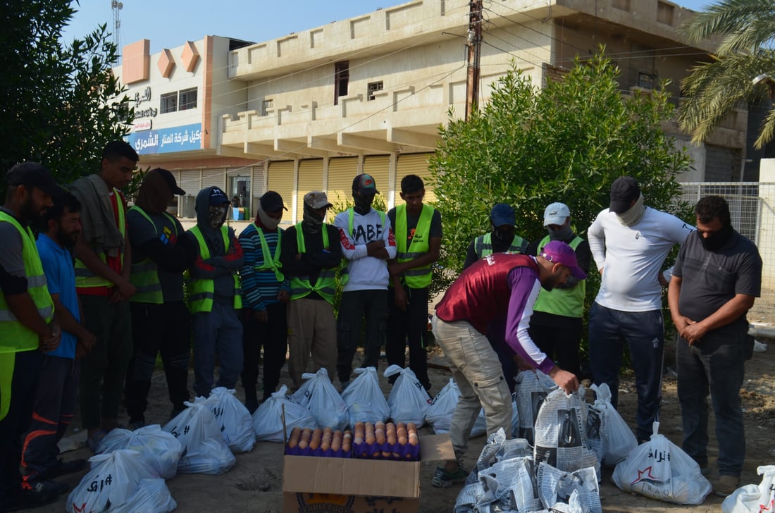 بائع القرطاسية في ابو غريب يجمع التبرعات لمساعدة الفقراء وعمال النظافة