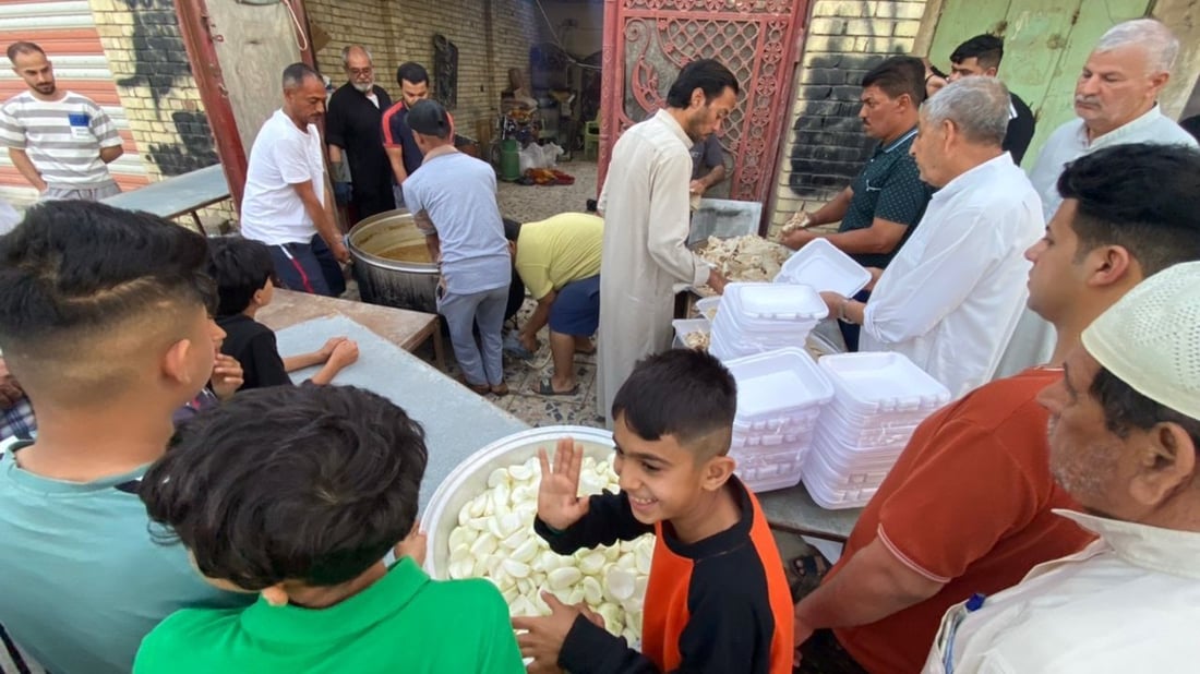 صور: طوابير أمام بيت أبو سجاد في الأبلة.. يوزع المسموطة على الناس من قِدر عملاق