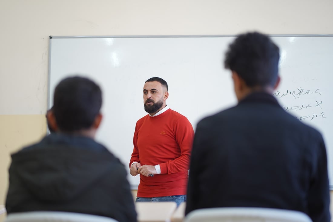 ثانوية مختلطة في حمام العليل ترفع معدلاتها بفضل مدرس متطوع