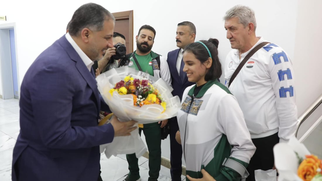 صور: الوزير يستقبل البطلة نجلة عماد والوفد العراقي في مطار بغداد