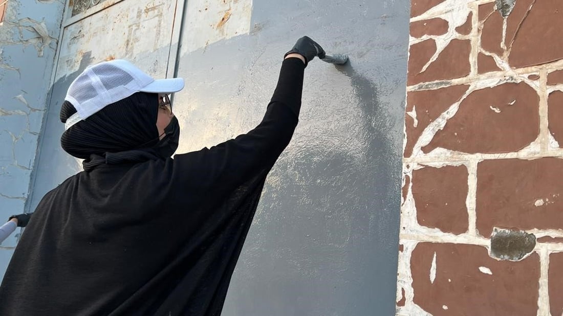 متطوعون عملوا بلا كلل واختاروا ألواناً جذابة.. مدارس الزبير أجمل الآن (صور)